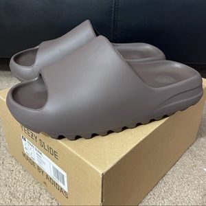 YEZZY SLIDES SOOT (PRICE IS FIRM)